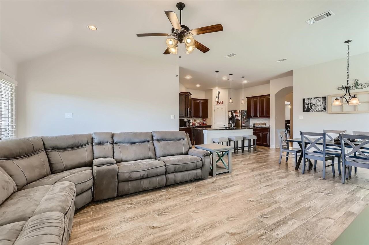 1025 Colonial Dr - Photo 5 of 22