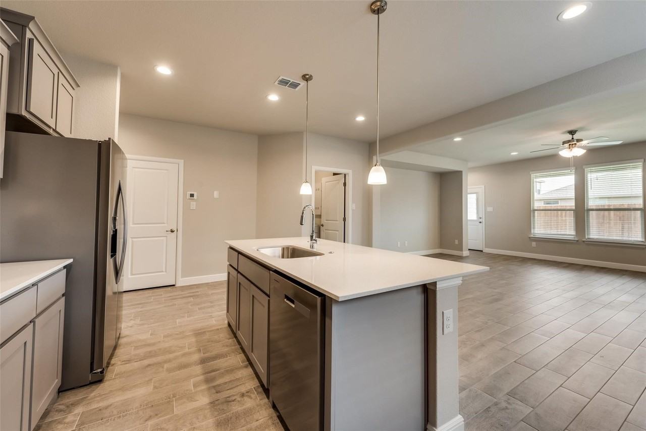 2441 Bellatrix Dr - Photo 3 of 15