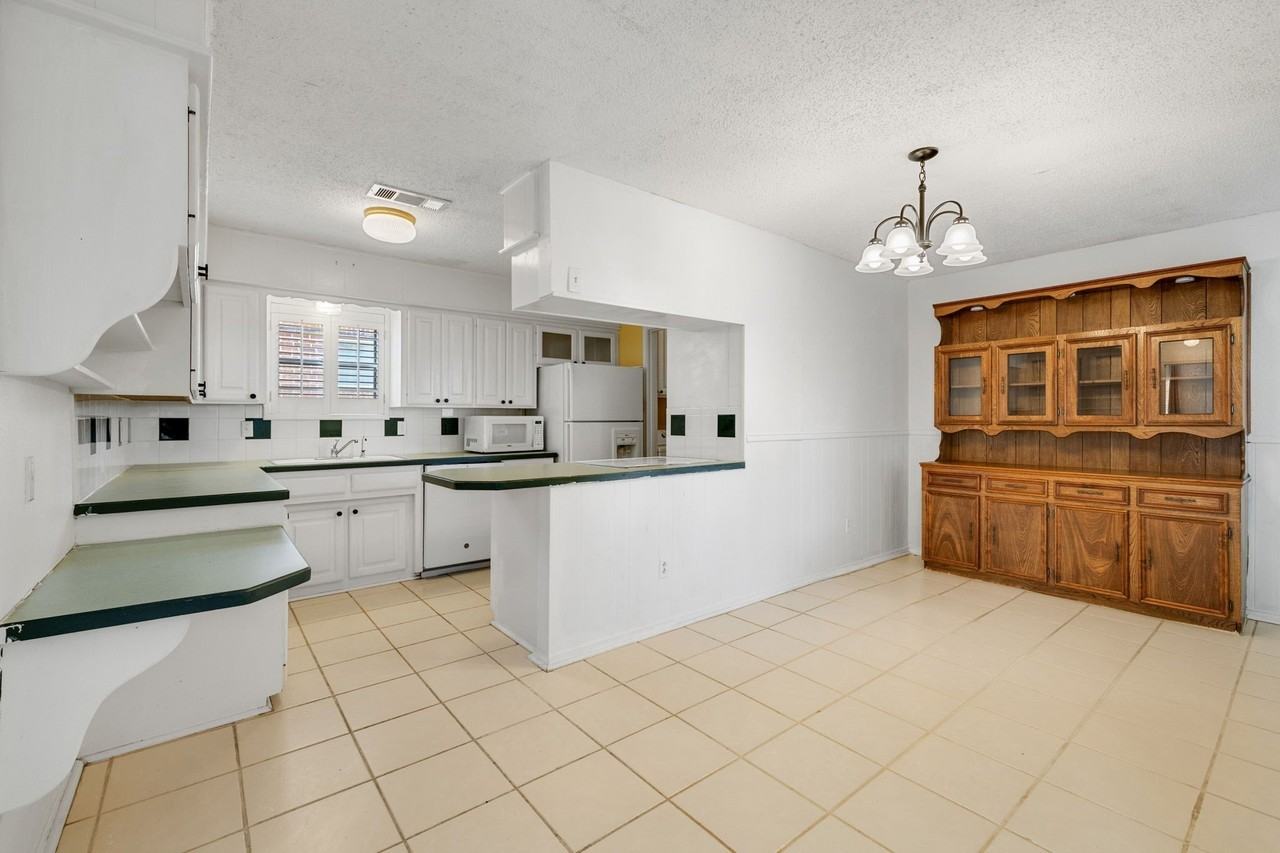 8348 Hillside Dr - Photo 5 of 30