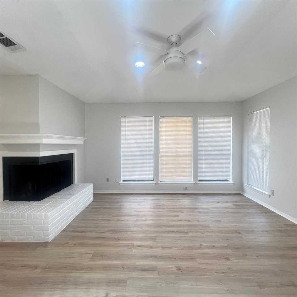 3037 Airhaven St - Photo 3 of 15