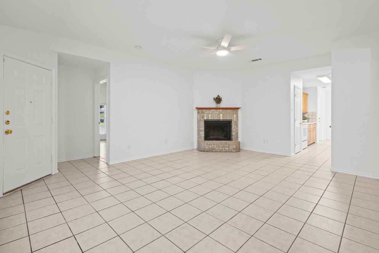 1011 Waterview Dr - Photo 4 of 19