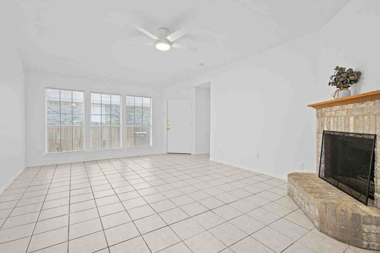1011 Waterview Dr - Photo 5 of 19
