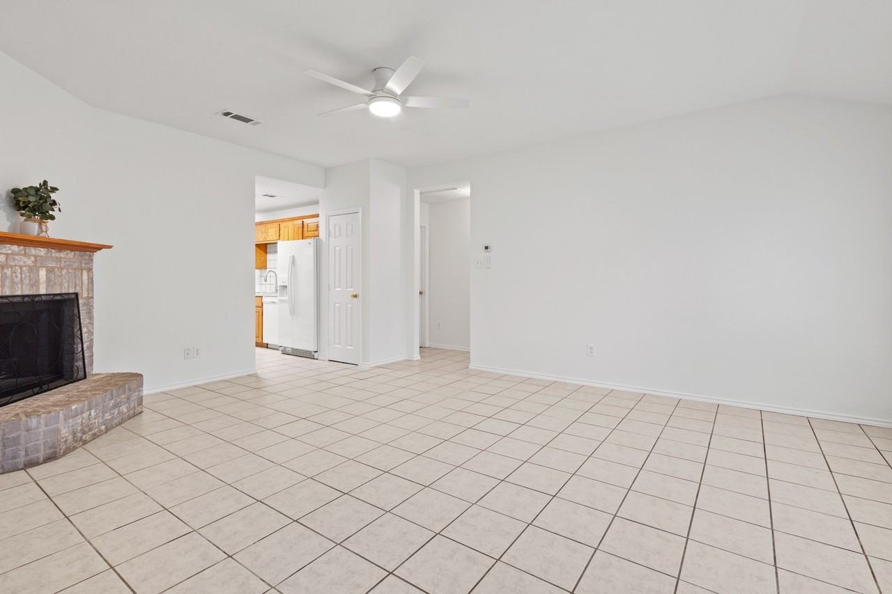 1011 Waterview Dr - Photo 6 of 19