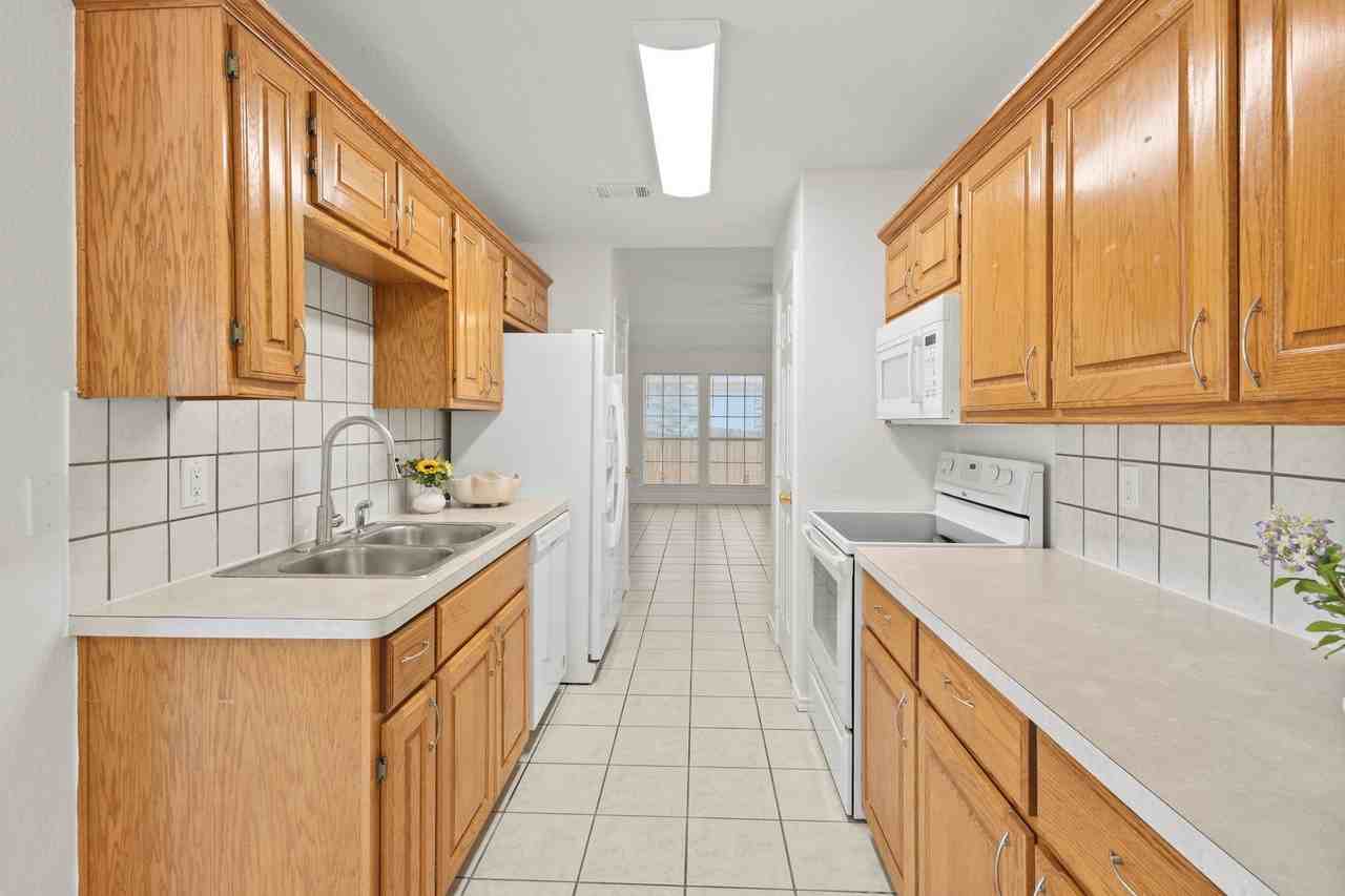 1011 Waterview Dr - Photo 7 of 19