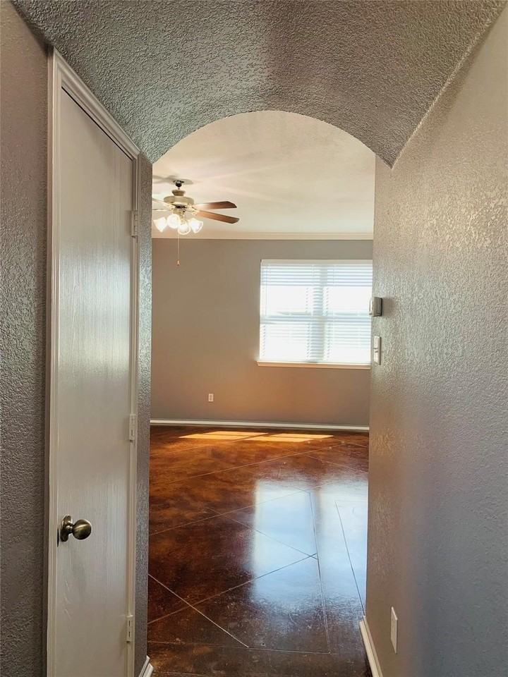 2304 Aldergate Dr - Photo 2 of 10