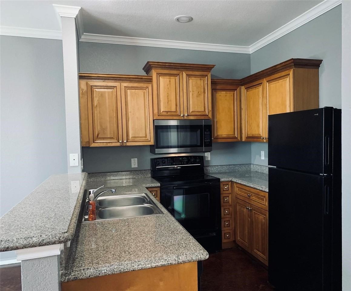 2304 Aldergate Dr - Photo 4 of 10