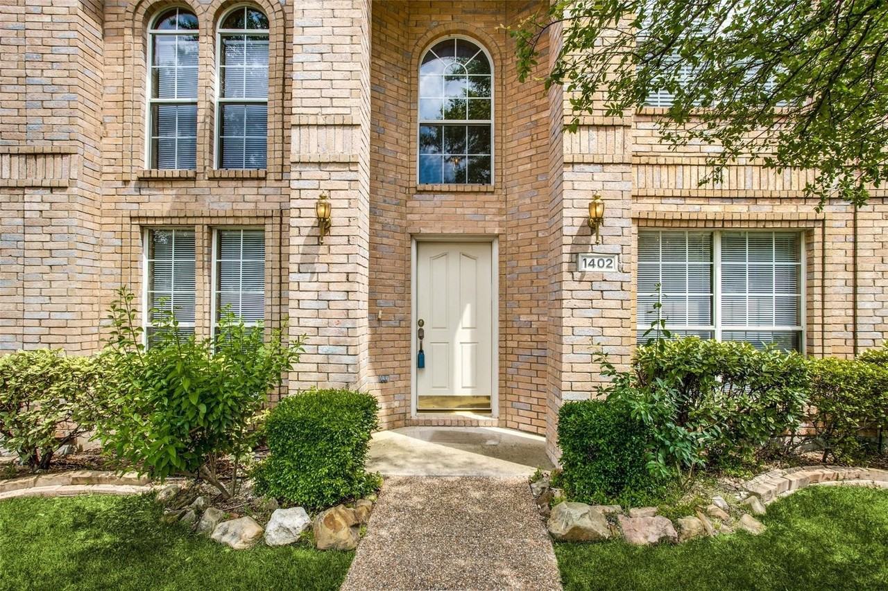 1402 Sunshine Dr - Photo 3 of 35