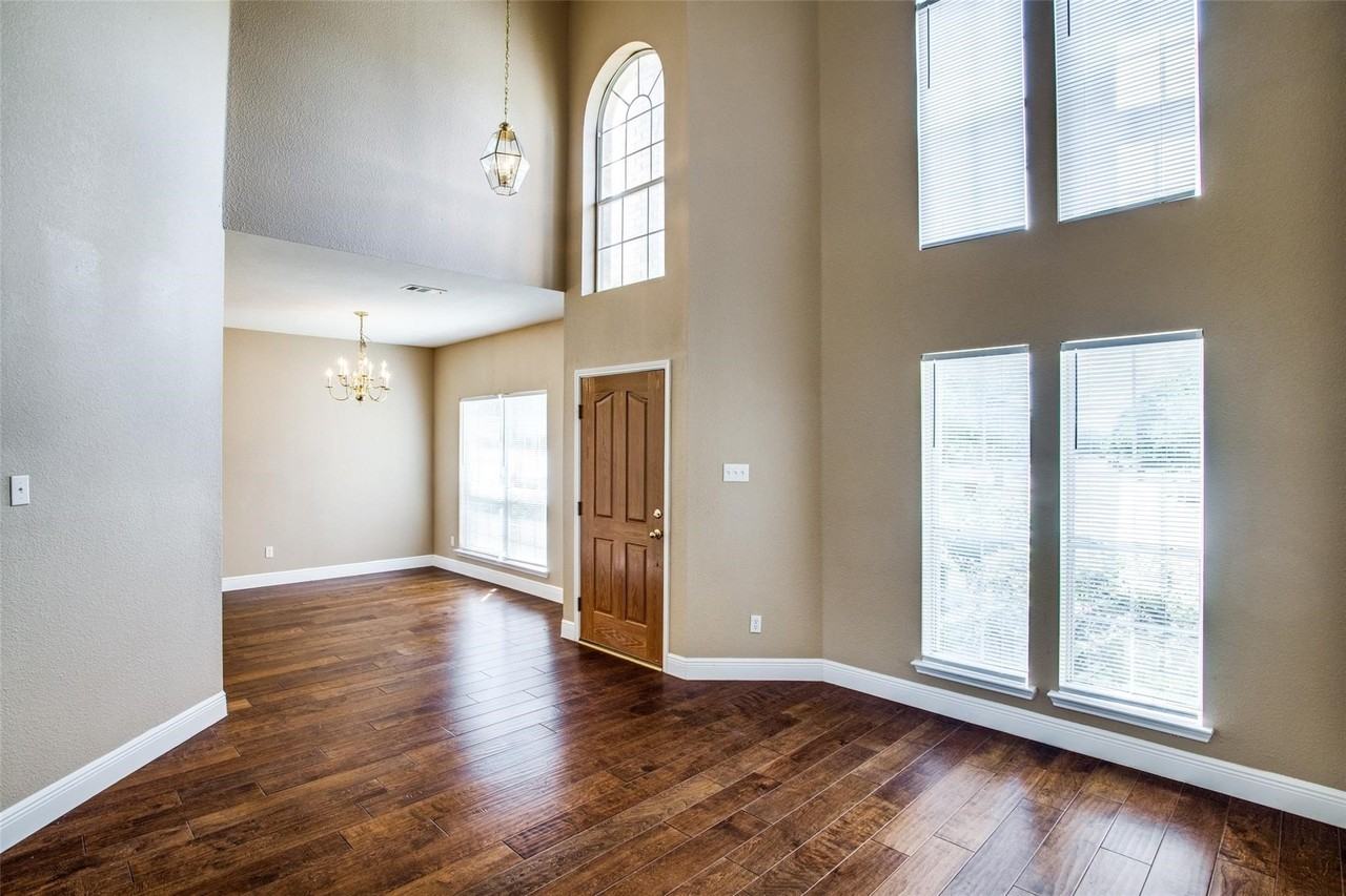 1402 Sunshine Dr - Photo 4 of 35