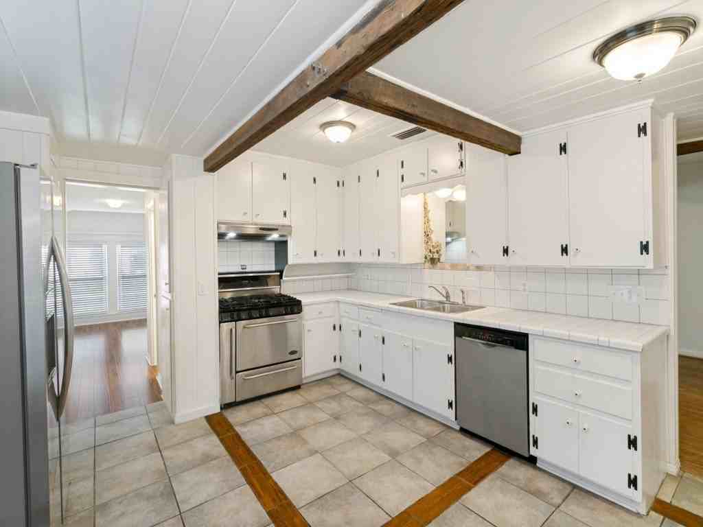837 Northwood Rd - Photo 5 of 15