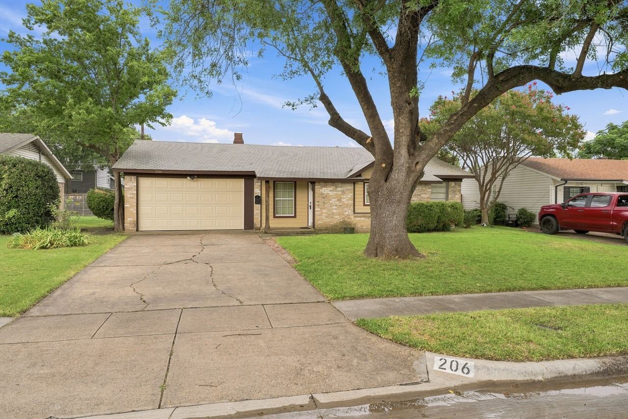 206 Ocean Dr - Photo 2 of 26