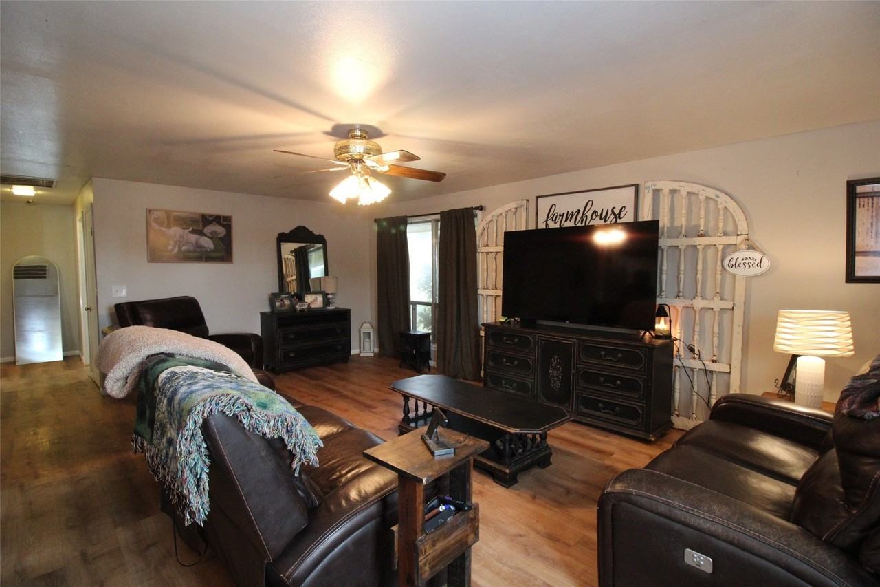 810 W Eden St - Photo 4 of 26