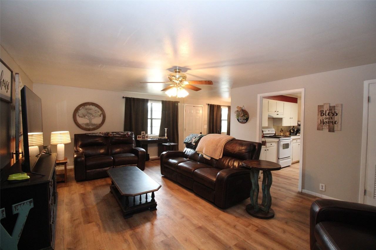 810 W Eden St - Photo 6 of 26