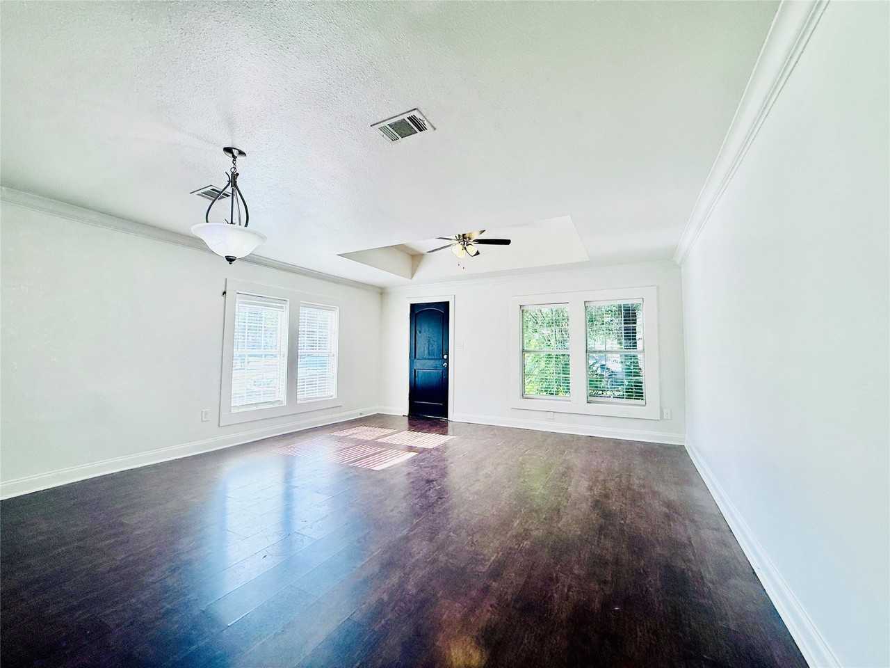 814 W College St - Photo 2 of 15