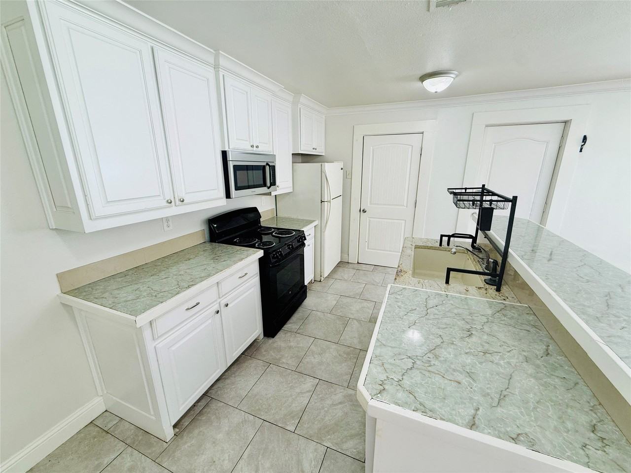 814 W College St - Photo 4 of 15
