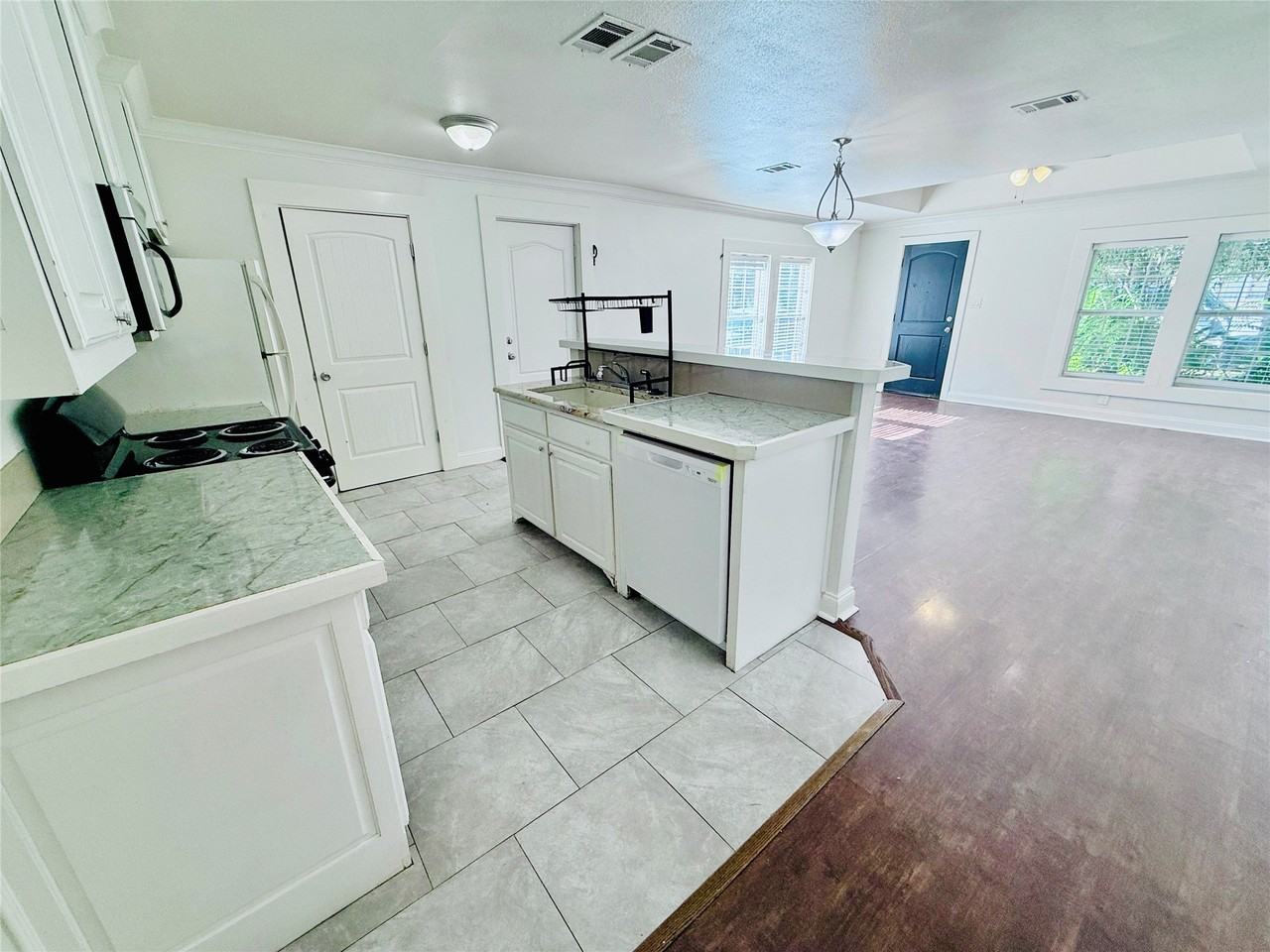 814 W College St - Photo 5 of 15