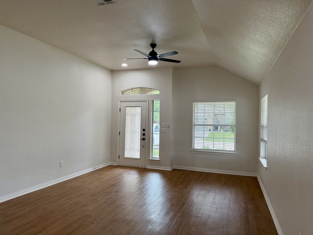 1001 Roberts Bend Ct - Photo 5 of 34