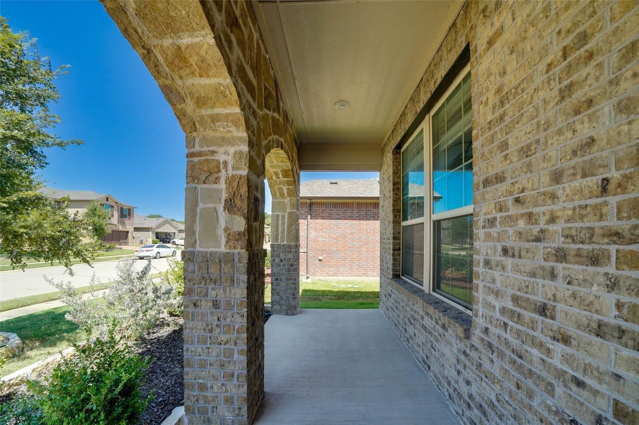 410 Club House Dr - Photo 3 of 37