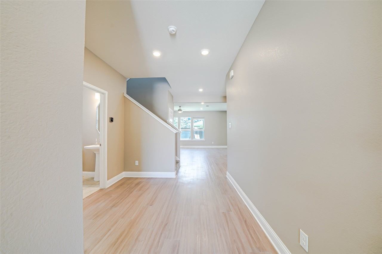 410 Club House Dr - Photo 4 of 37