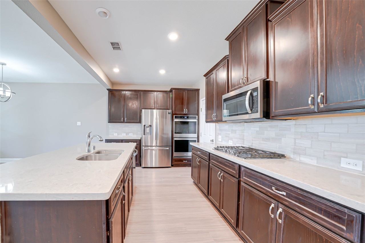 410 Club House Dr - Photo 5 of 37