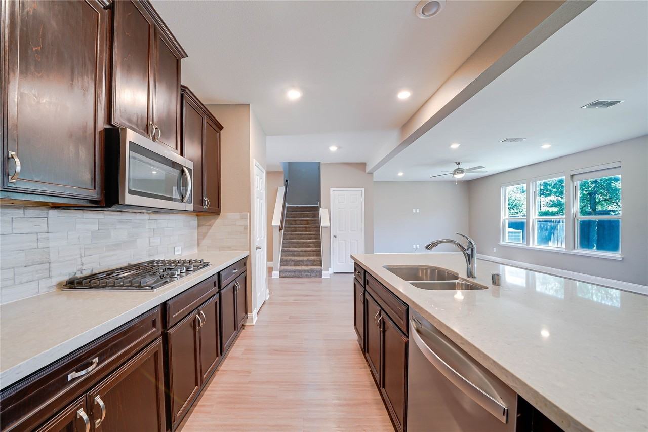 410 Club House Dr - Photo 6 of 37