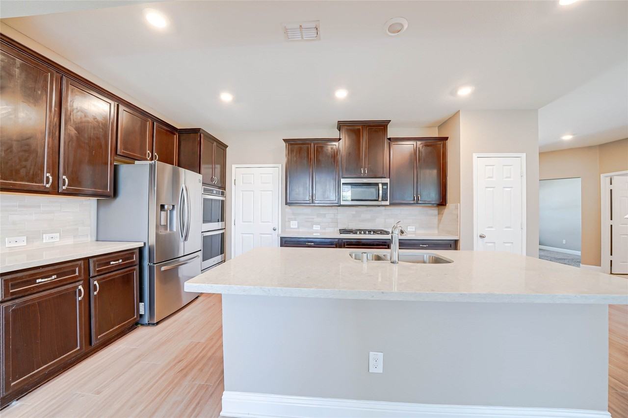 410 Club House Dr - Photo 7 of 37