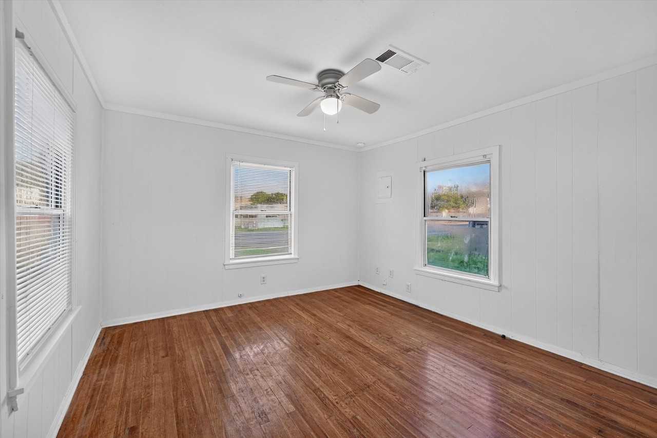 351 S Waco St - Photo 3 of 12