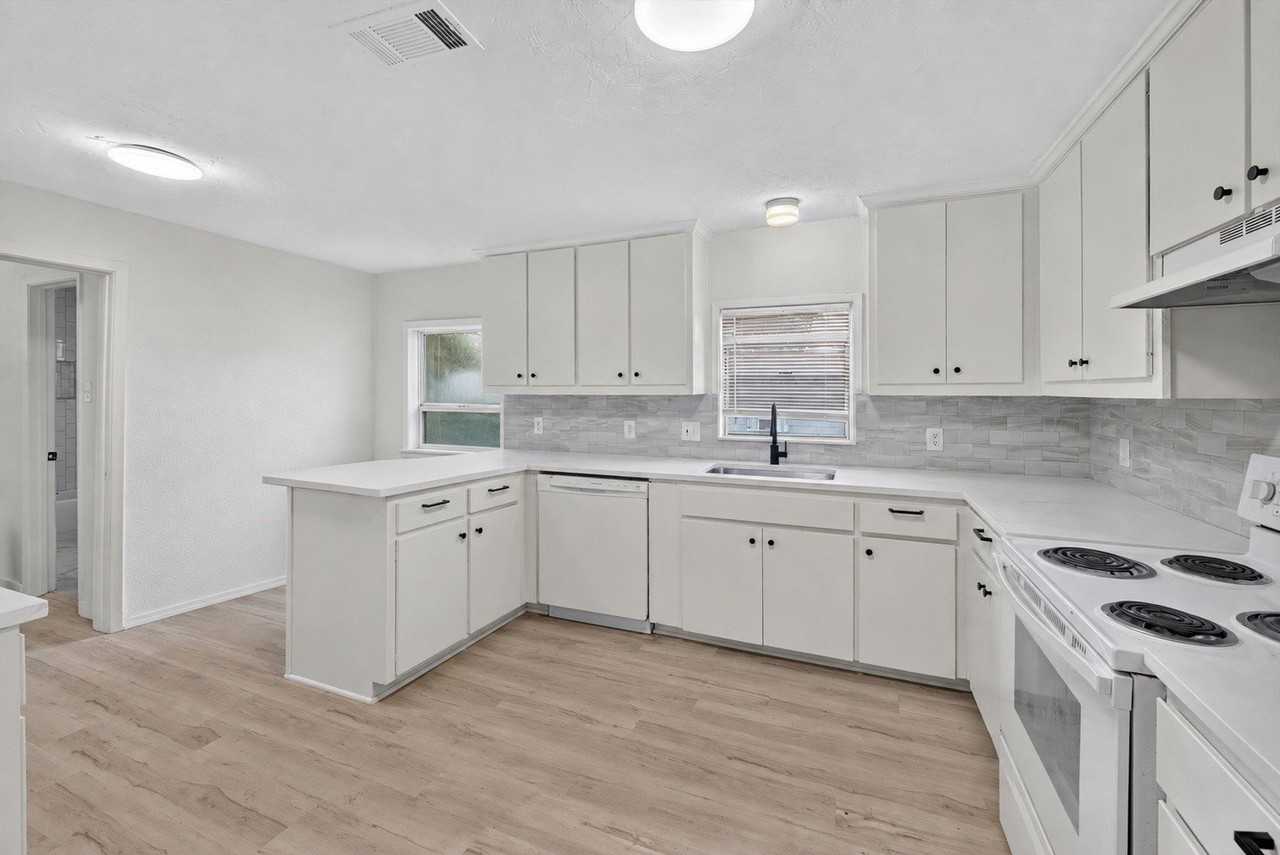 351 S Waco St - Photo 4 of 12