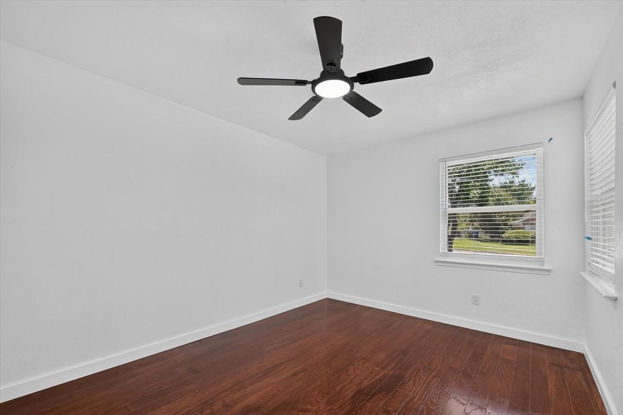 2861 Mark Twain Dr - Photo 4 of 9