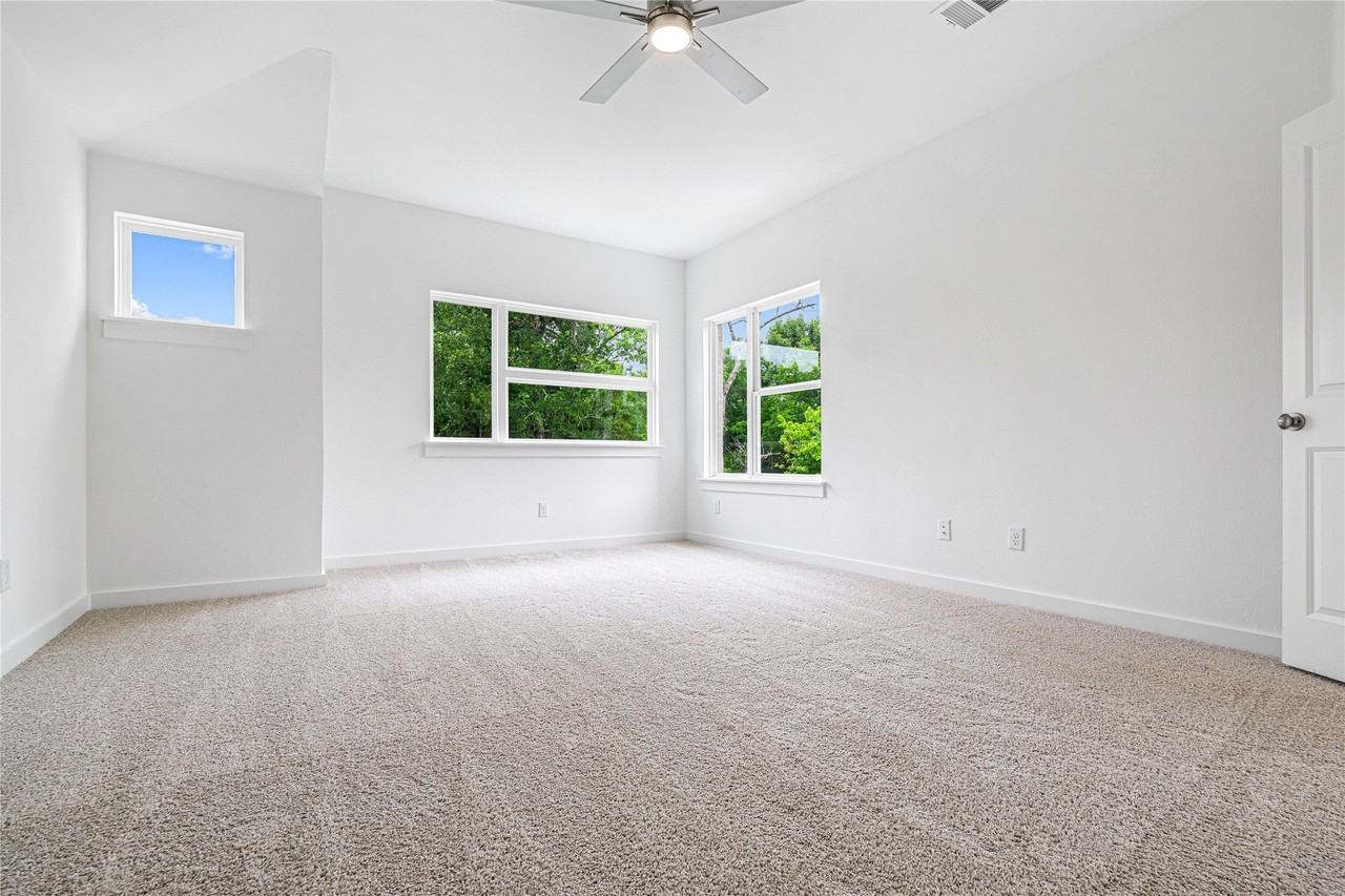 321 Oakbend Dr - Photo 5 of 30