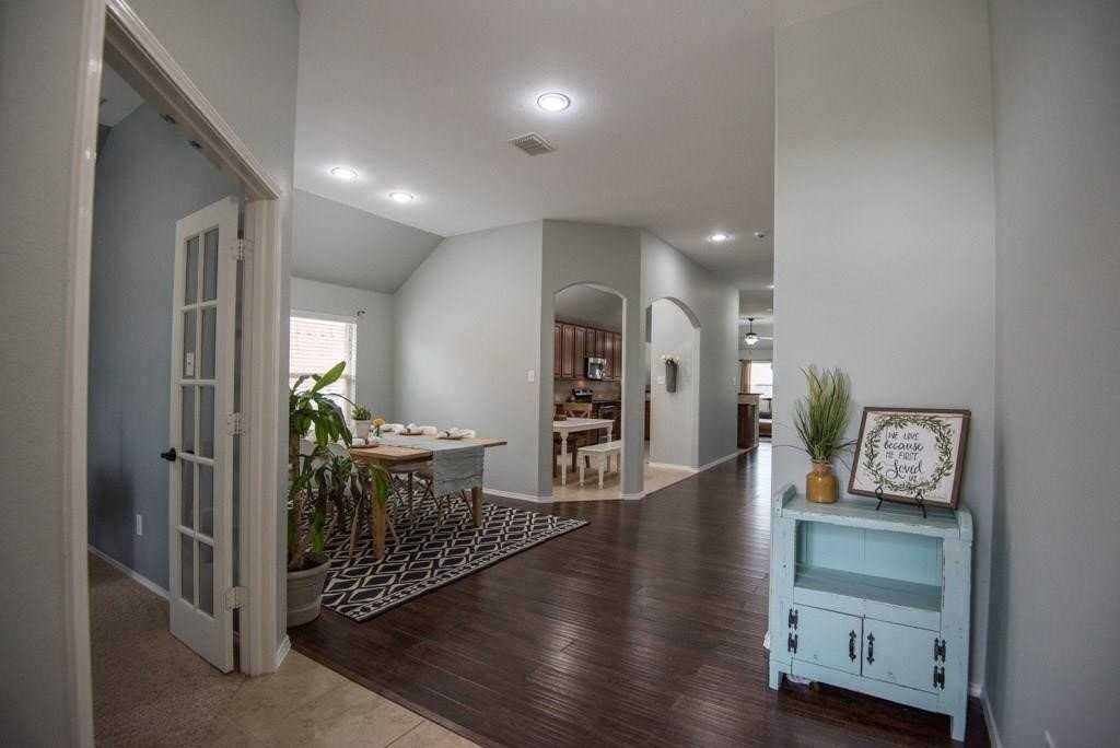 809 Hardwood Dr - Photo 3 of 21
