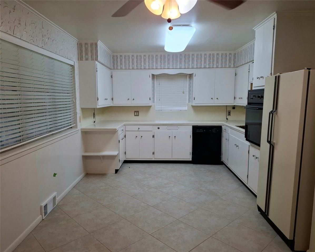 916 Ridgewood Ter - Photo 7 of 18