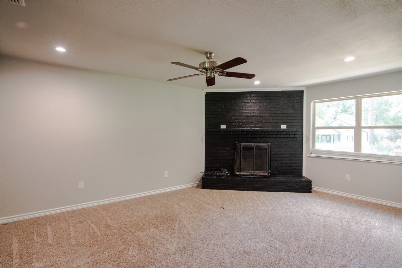 607 E 15th St - Photo 4 of 13