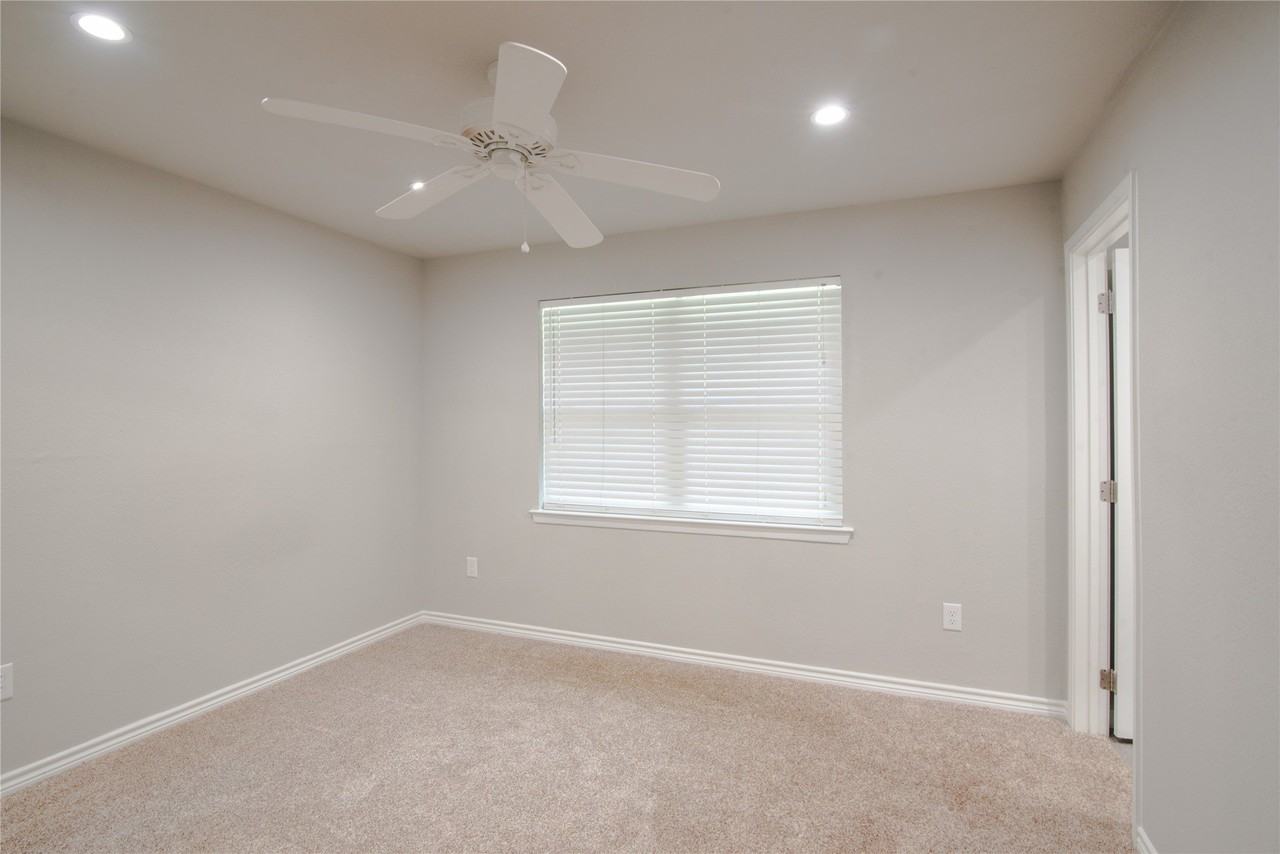 607 E 15th St - Photo 5 of 13