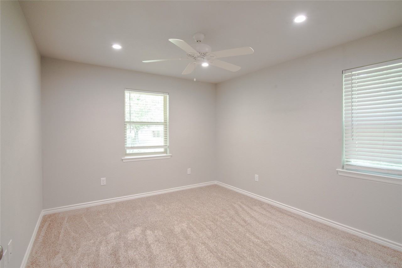 607 E 15th St - Photo 6 of 13