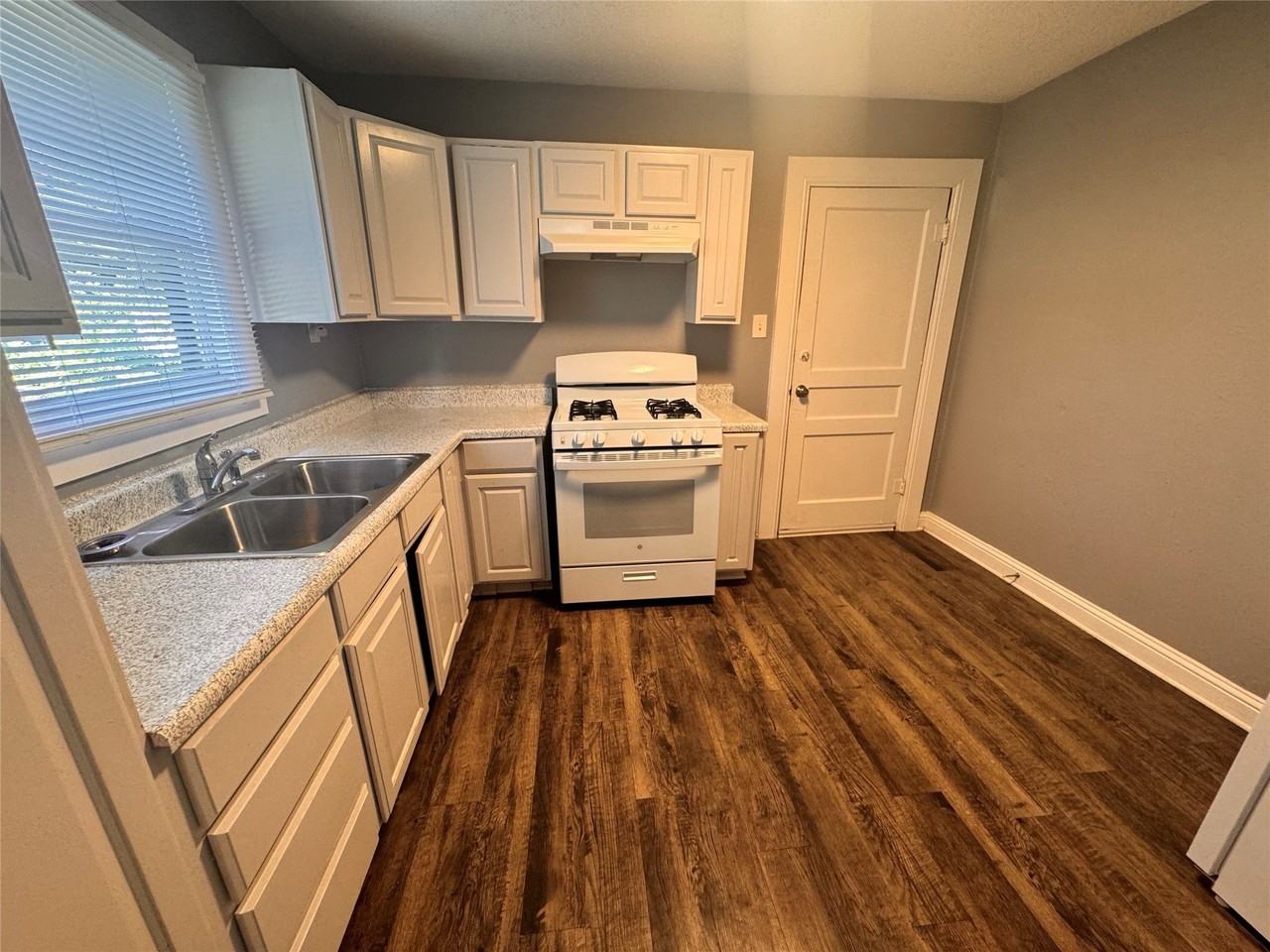 130 W Avenue D - Photo 7 of 13