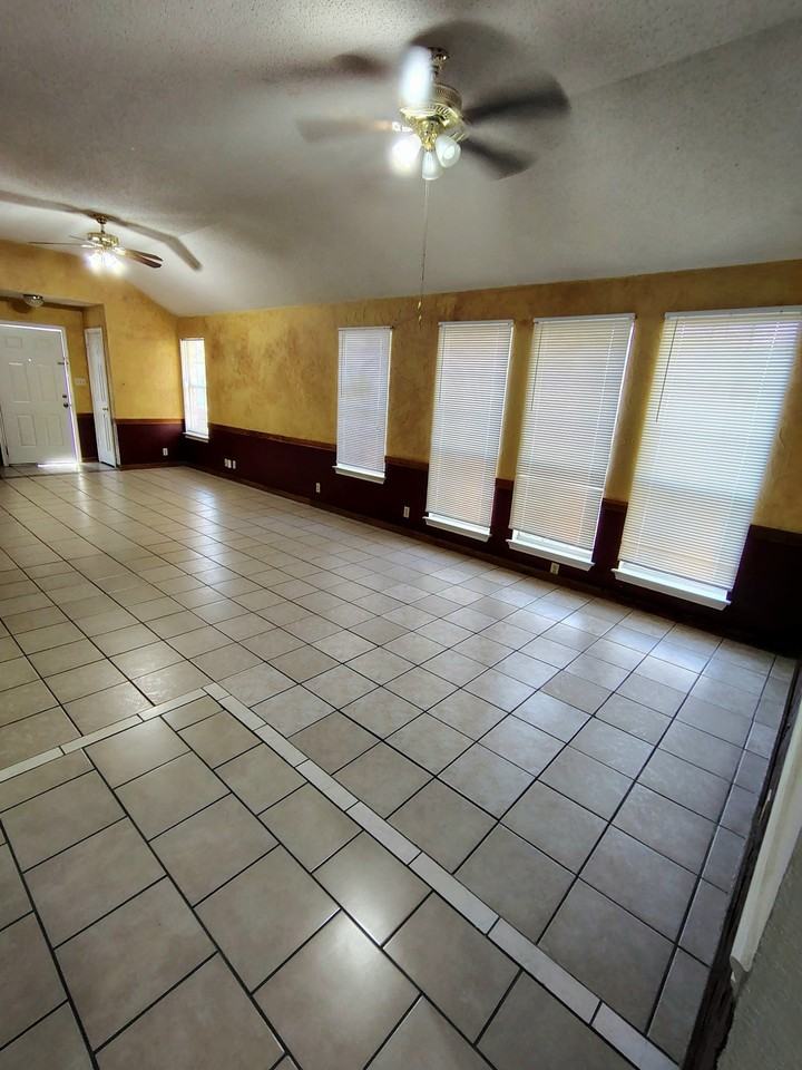 218 King Ln - Photo 3 of 14