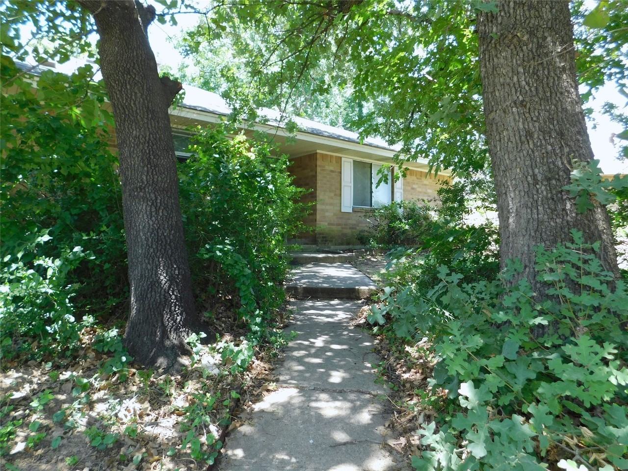 2204 Canterbury Ct - Photo 3 of 27
