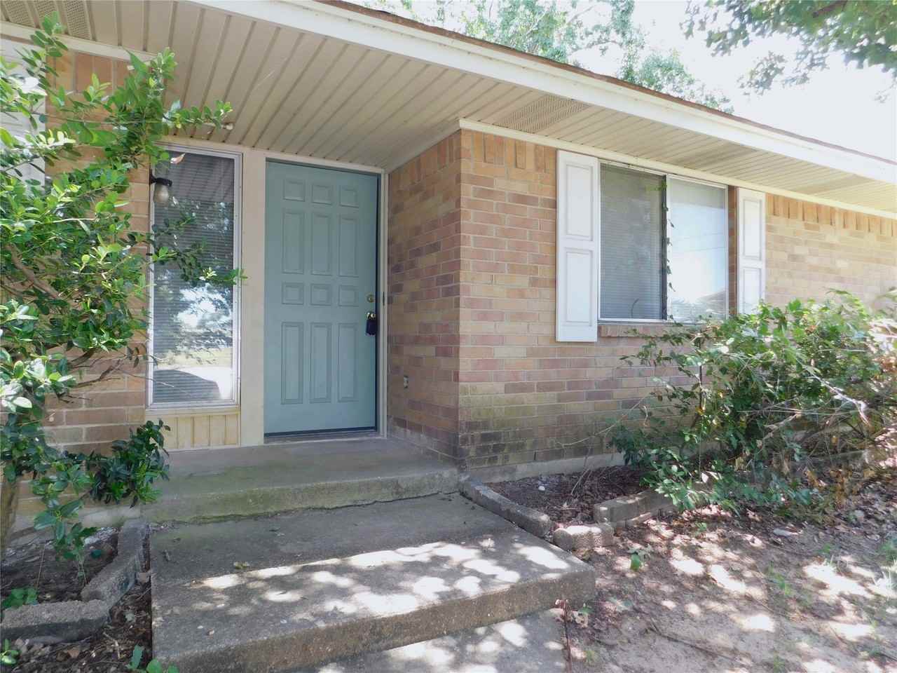 2204 Canterbury Ct - Photo 4 of 27