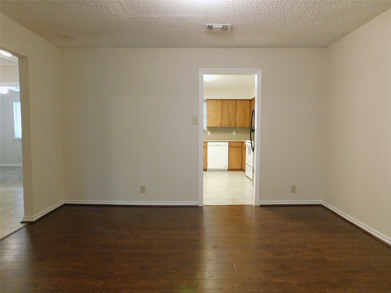 2204 Canterbury Ct - Photo 7 of 26
