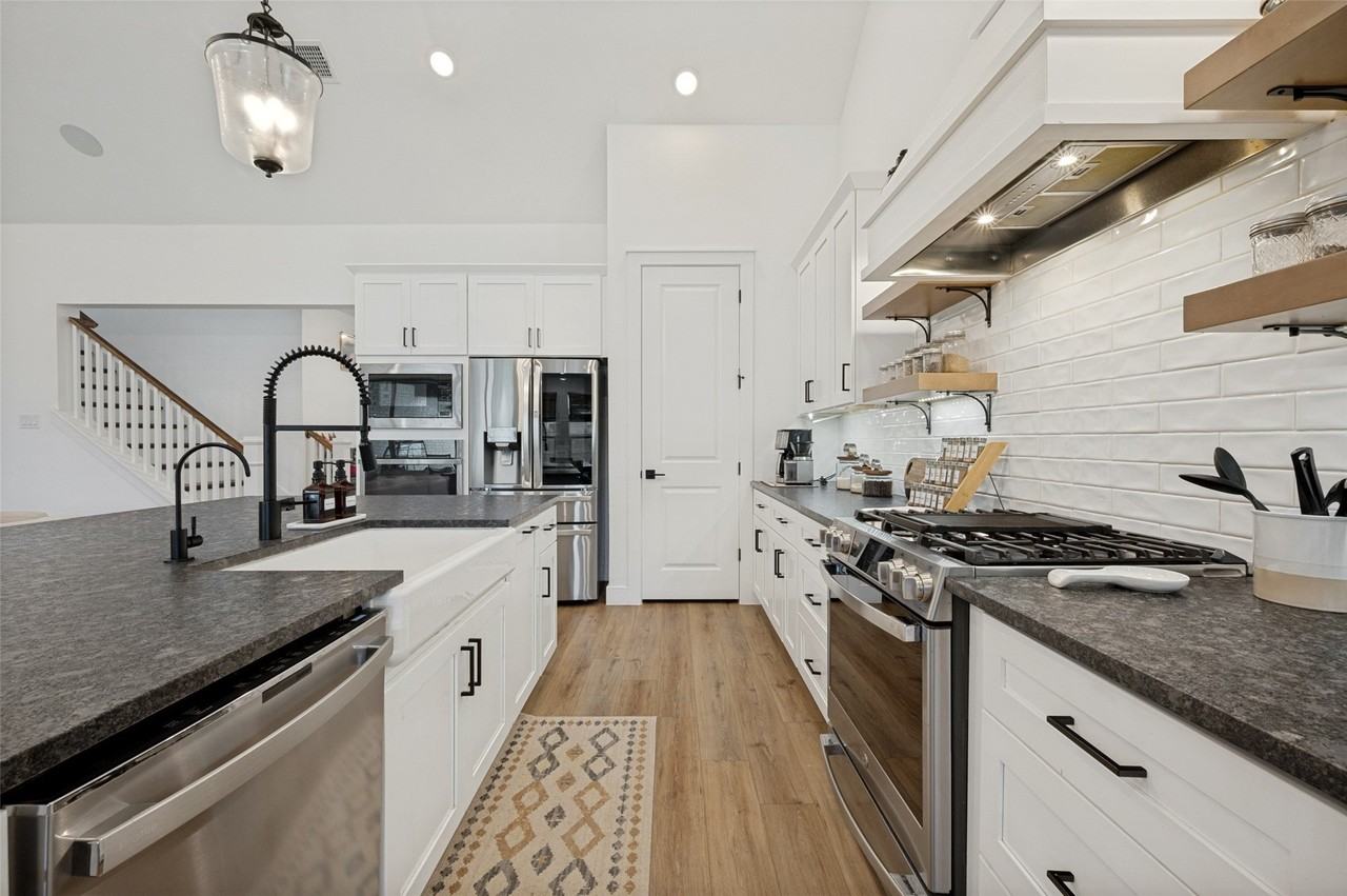 724 Danbury St - Photo 4 of 30