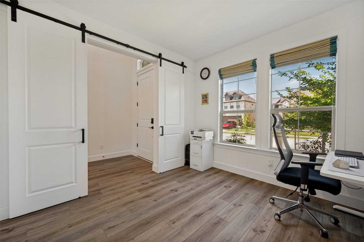 724 Danbury St - Photo 6 of 30