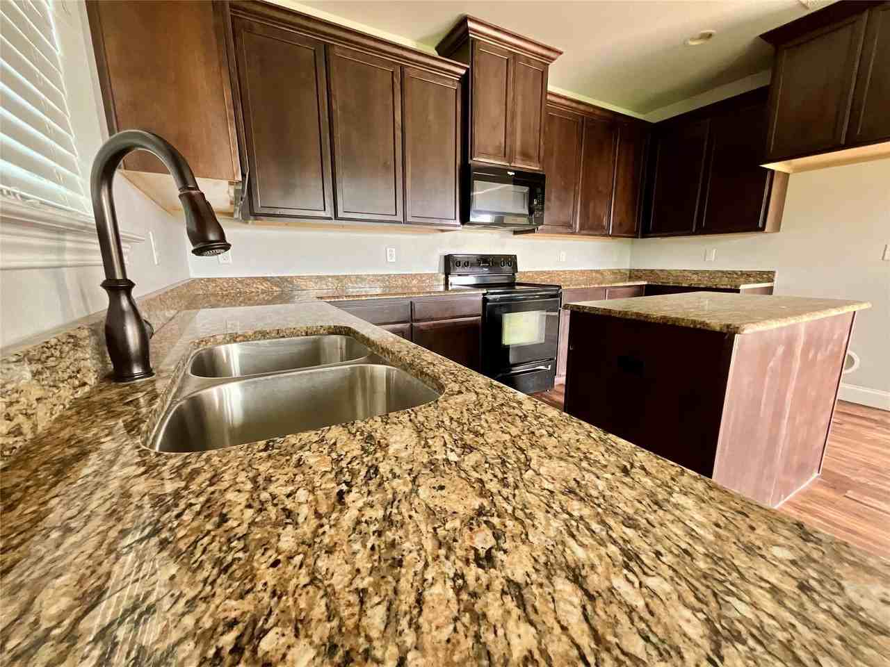 4705 Henry St - Photo 2 of 16