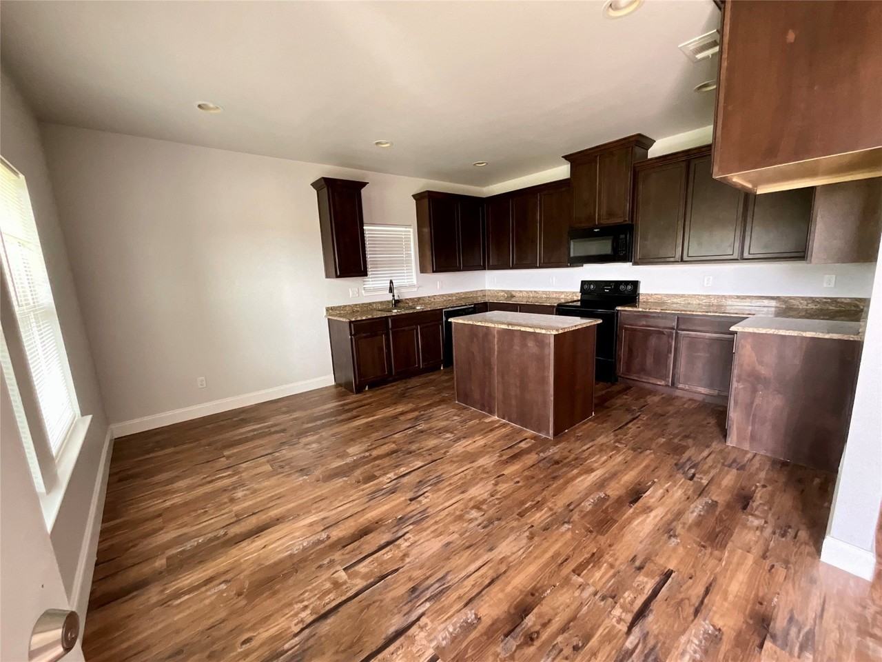 4705 Henry St - Photo 3 of 16