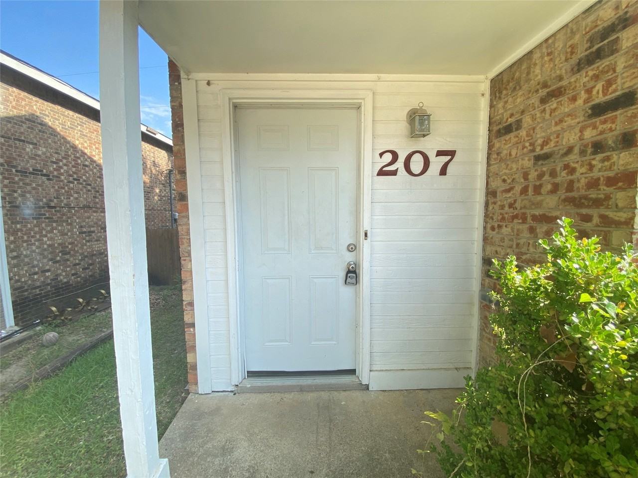 207 Country Bend Dr - Photo 2 of 20