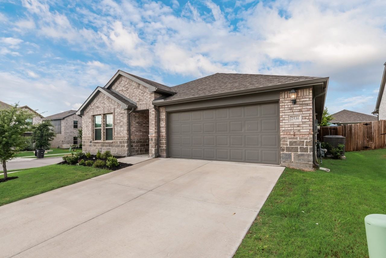 2536 Peoria Dr - Photo 4 of 37