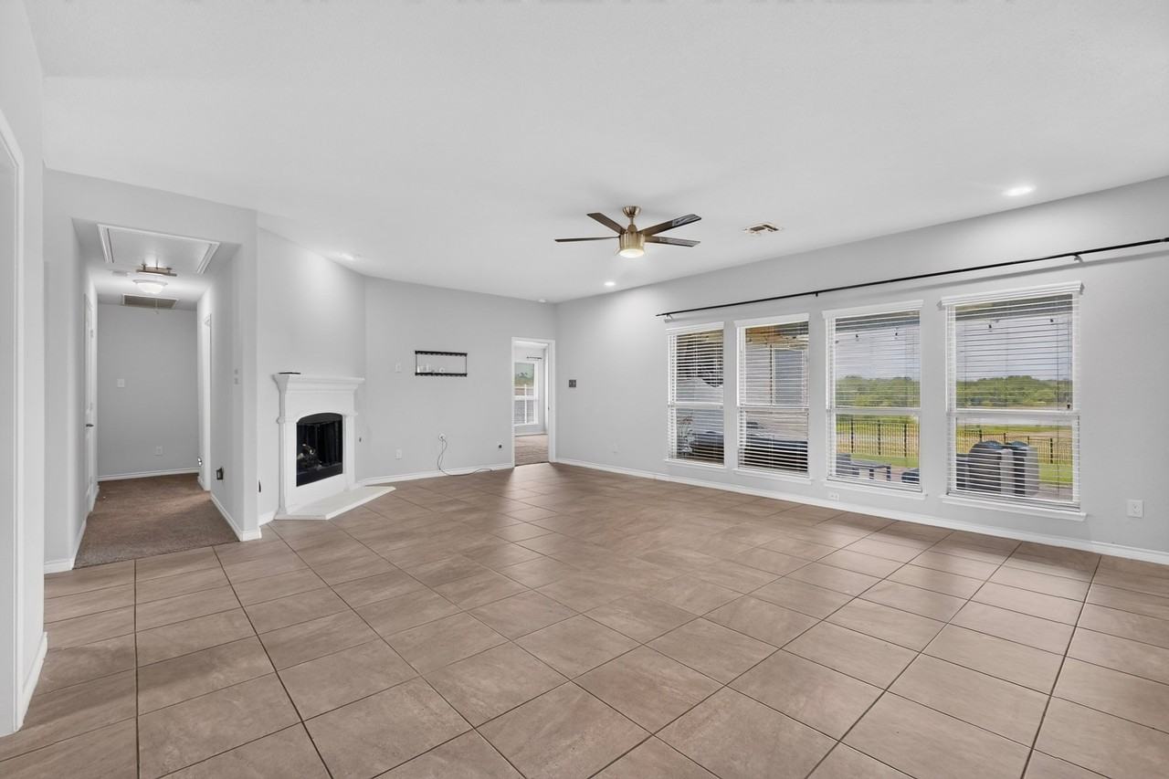 997 Shady Lane Dr - Photo 4 of 39