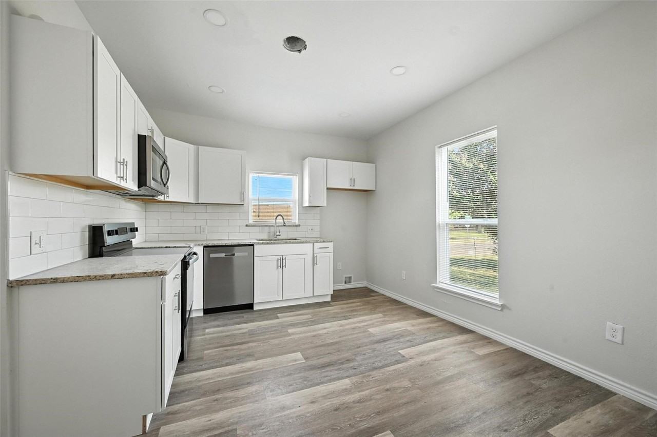 412 3rd St - Photo 3 of 20