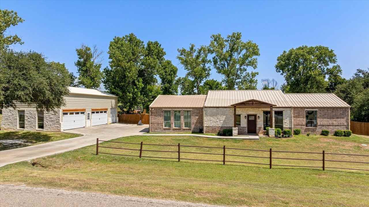 3119 Bob White Dr - Photo 2 of 40