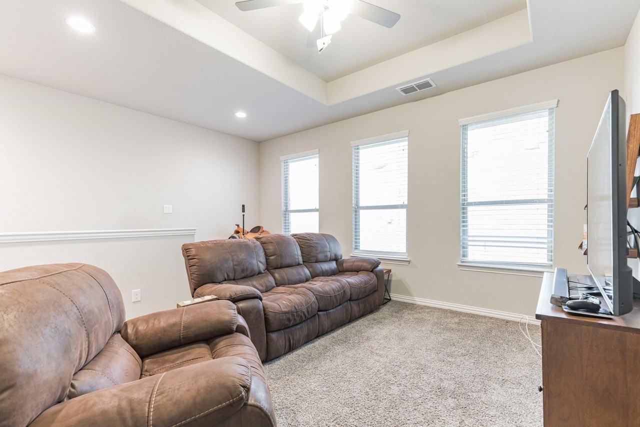 14800 Belclaire Ave - Photo 3 of 12