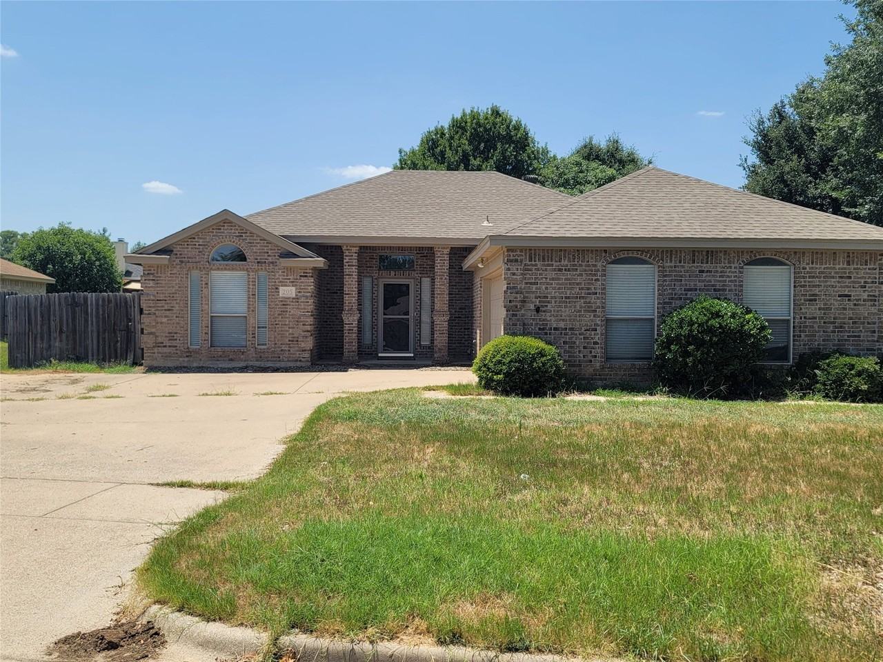205 Willow Creek Dr - Photo 2 of 15